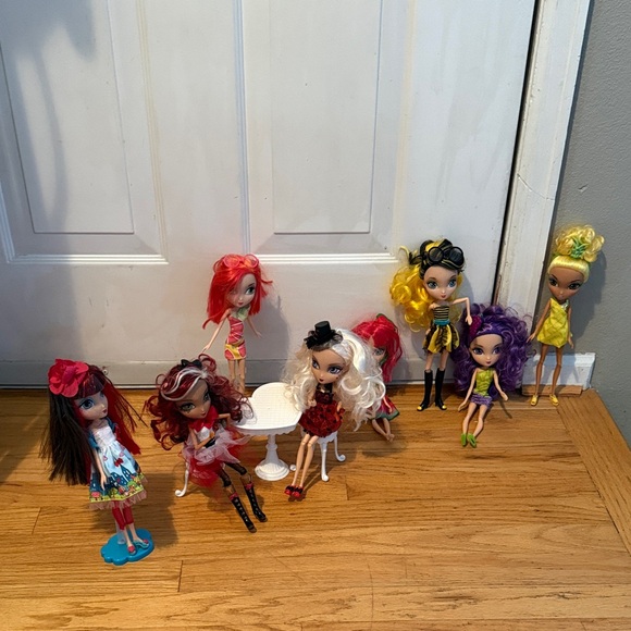 Set of 8Spin Master La Dee Da fashion dolls + Table & Chair+ 2 Stands